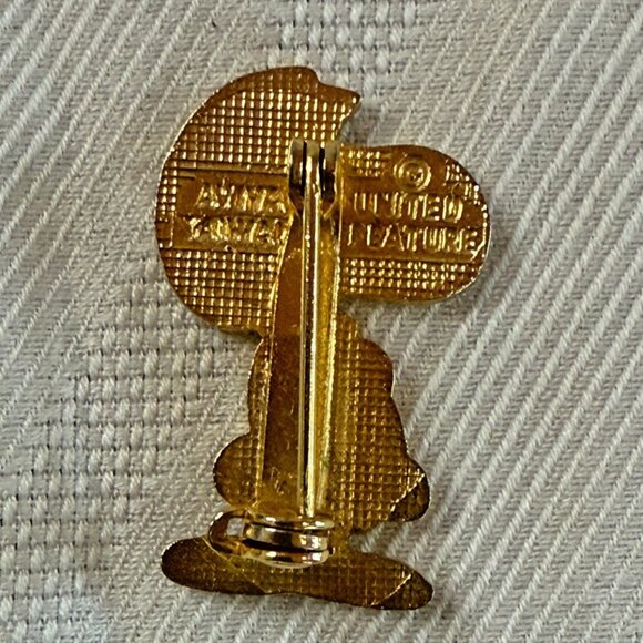 Vintage Peanuts Snoopy Collectible Enamel pin / Snoopy the hero - Picture 2 of 2